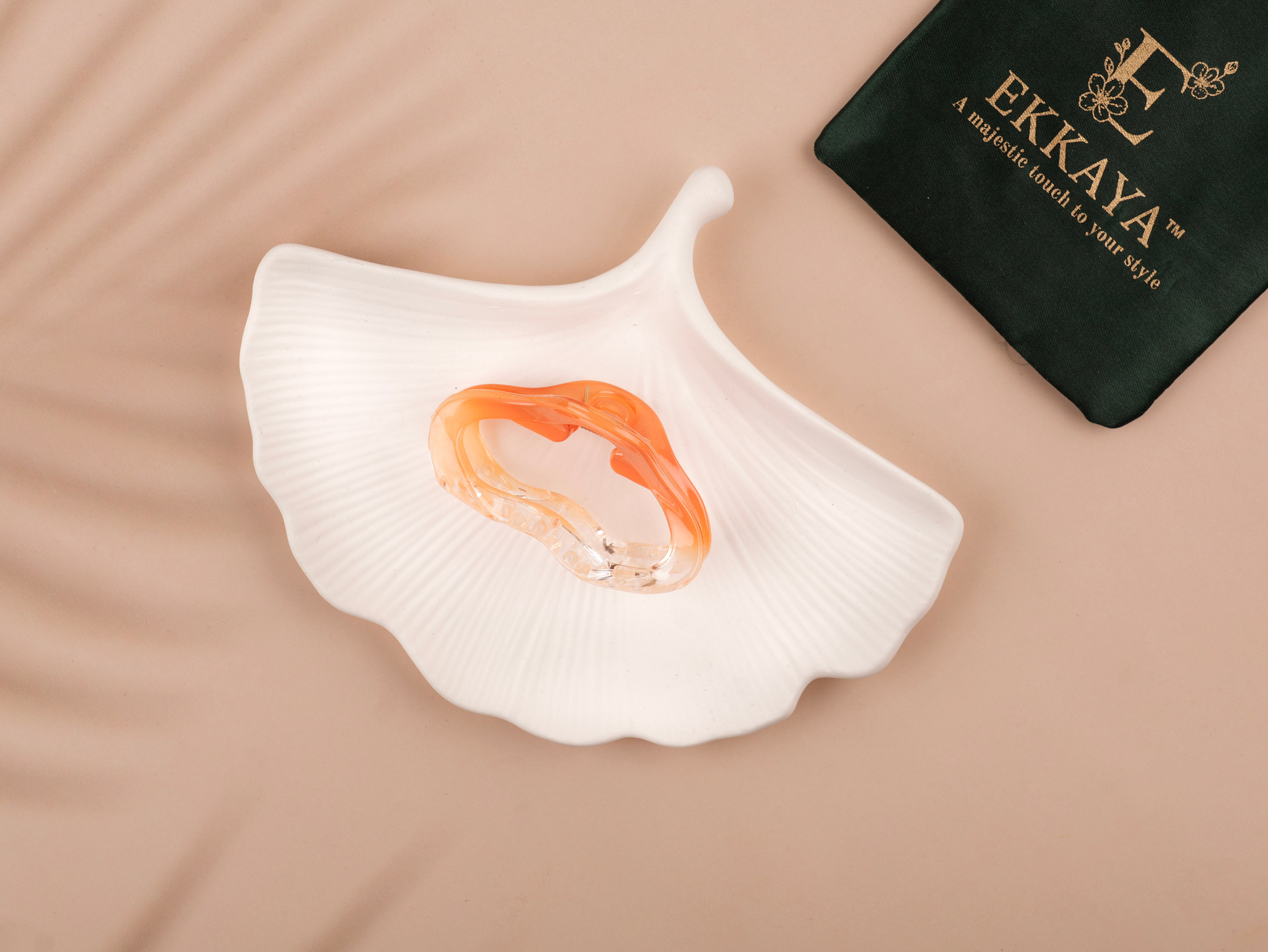 Aura Wave Glossy Claw – Bold Hold with Glossy Elegance