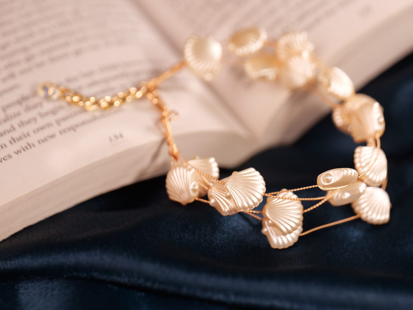 Golden Shell Charm Bracelet – Delicate Ocean-Inspired Jewelry with Sculpted Seashell Beads