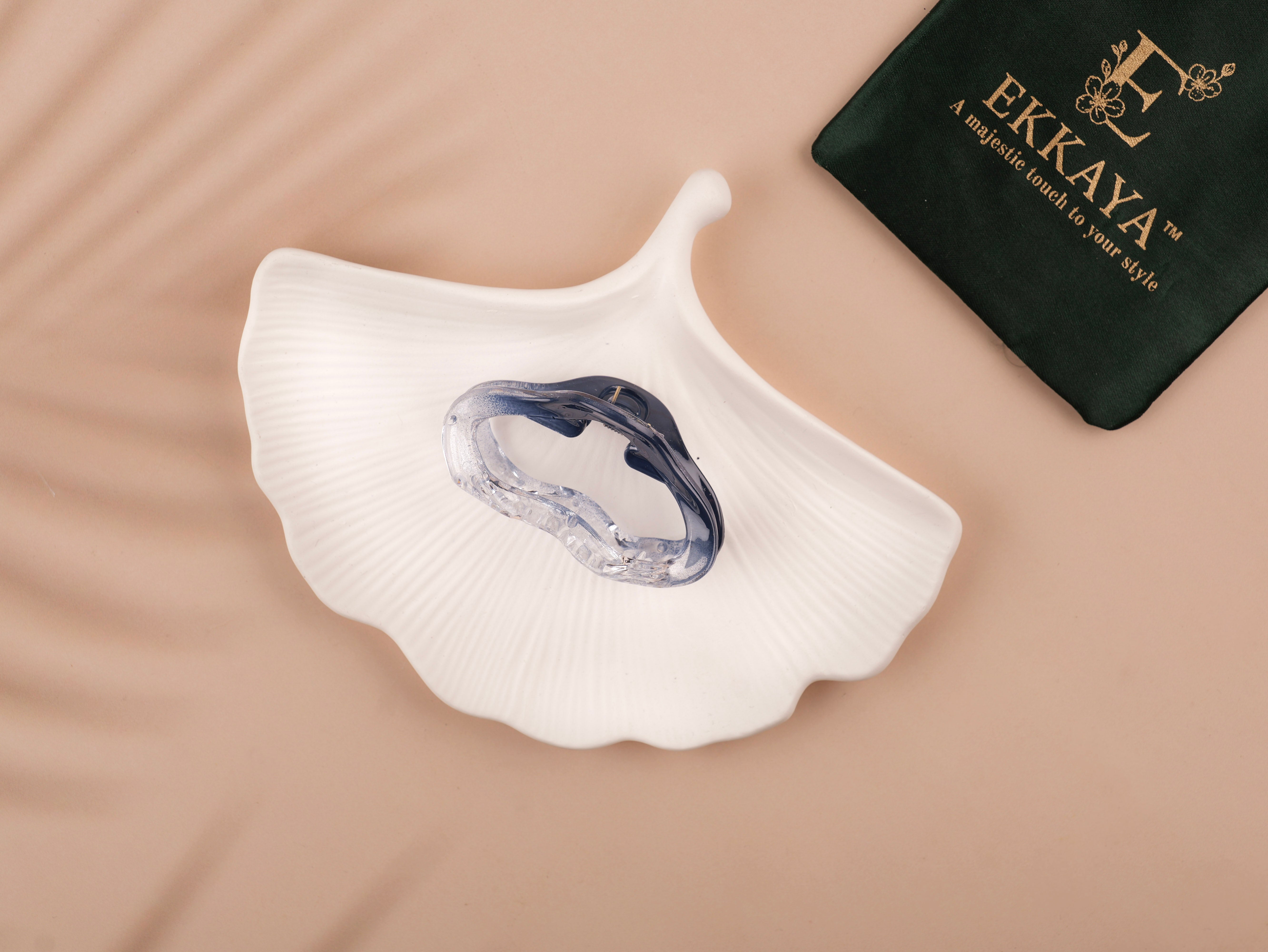 Aura Wave Glossy Claw – Bold Hold with Glossy Elegance