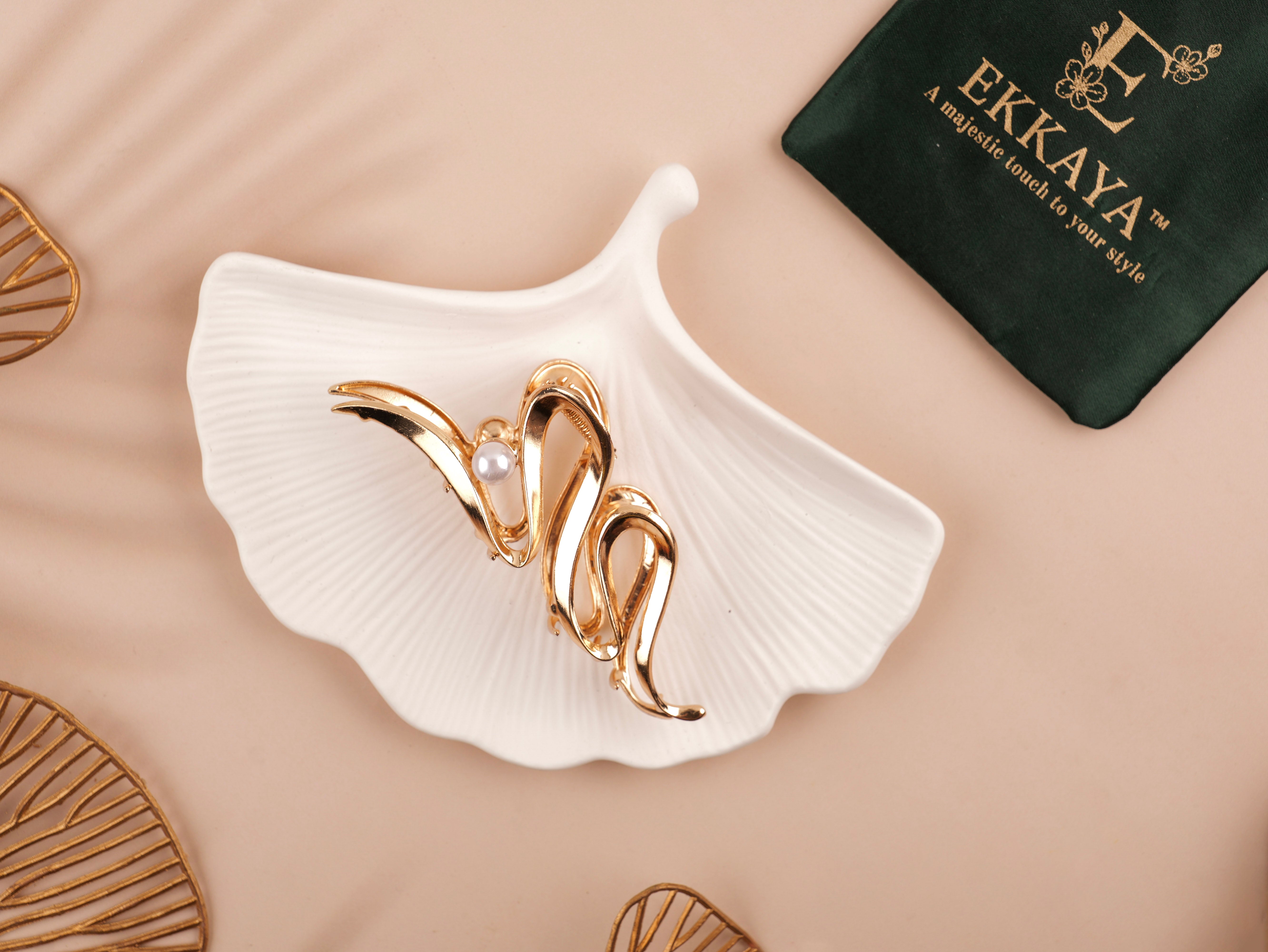 Luxe Pearl Wave Metal Claw – Where Elegance Meets Strength