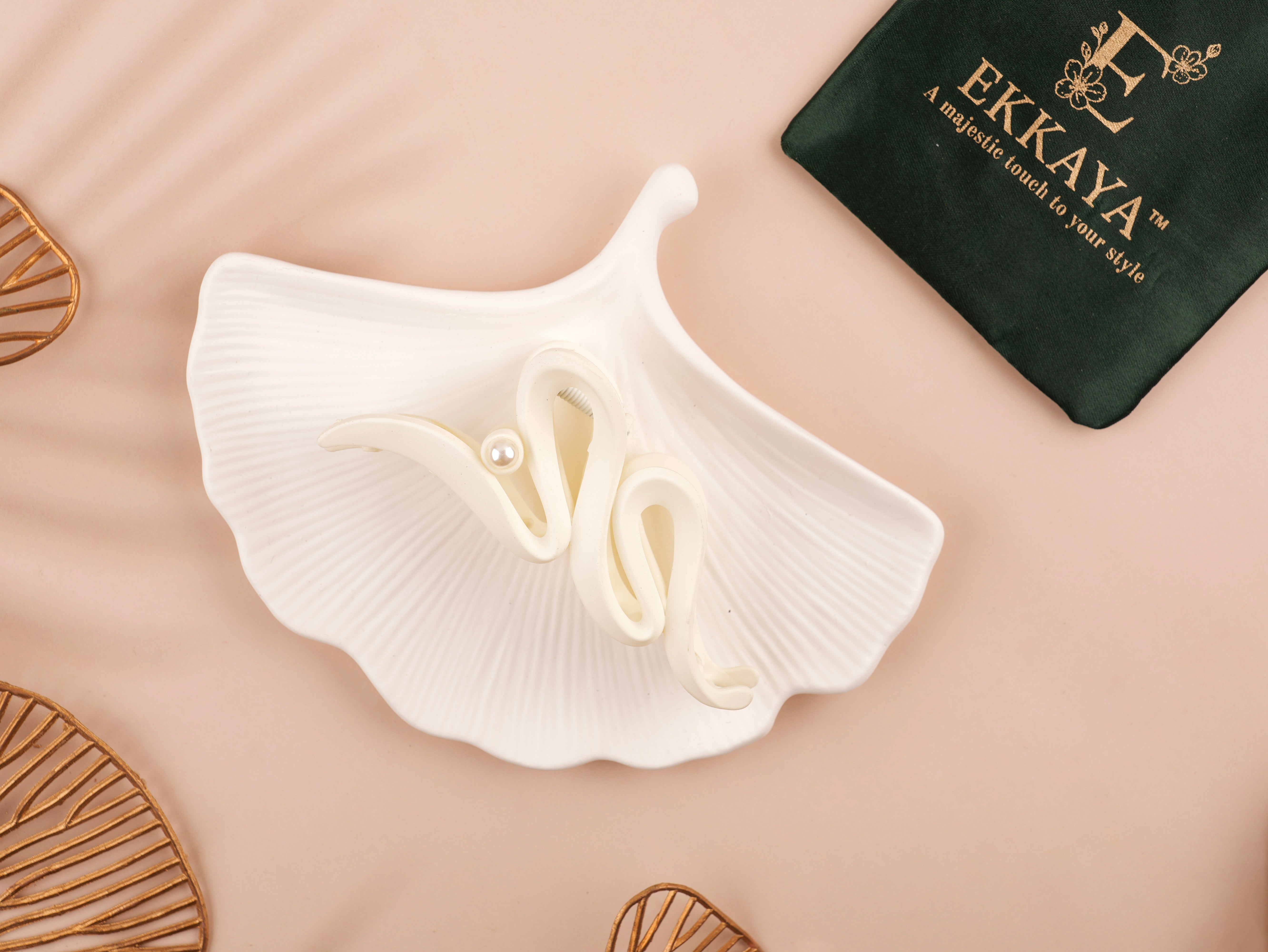 Luxe Pearl Wave Claw – Sophisticated Shine with a Feminine Flow