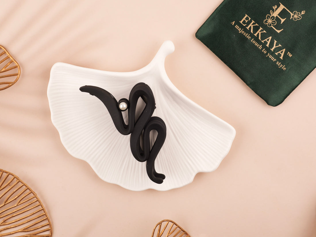 Luxe Pearl Wave Claw – Sophisticated Shine with a Feminine Flow