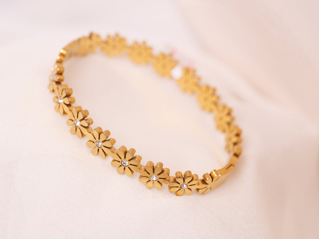 Daisy Bloom Gold Bracelet