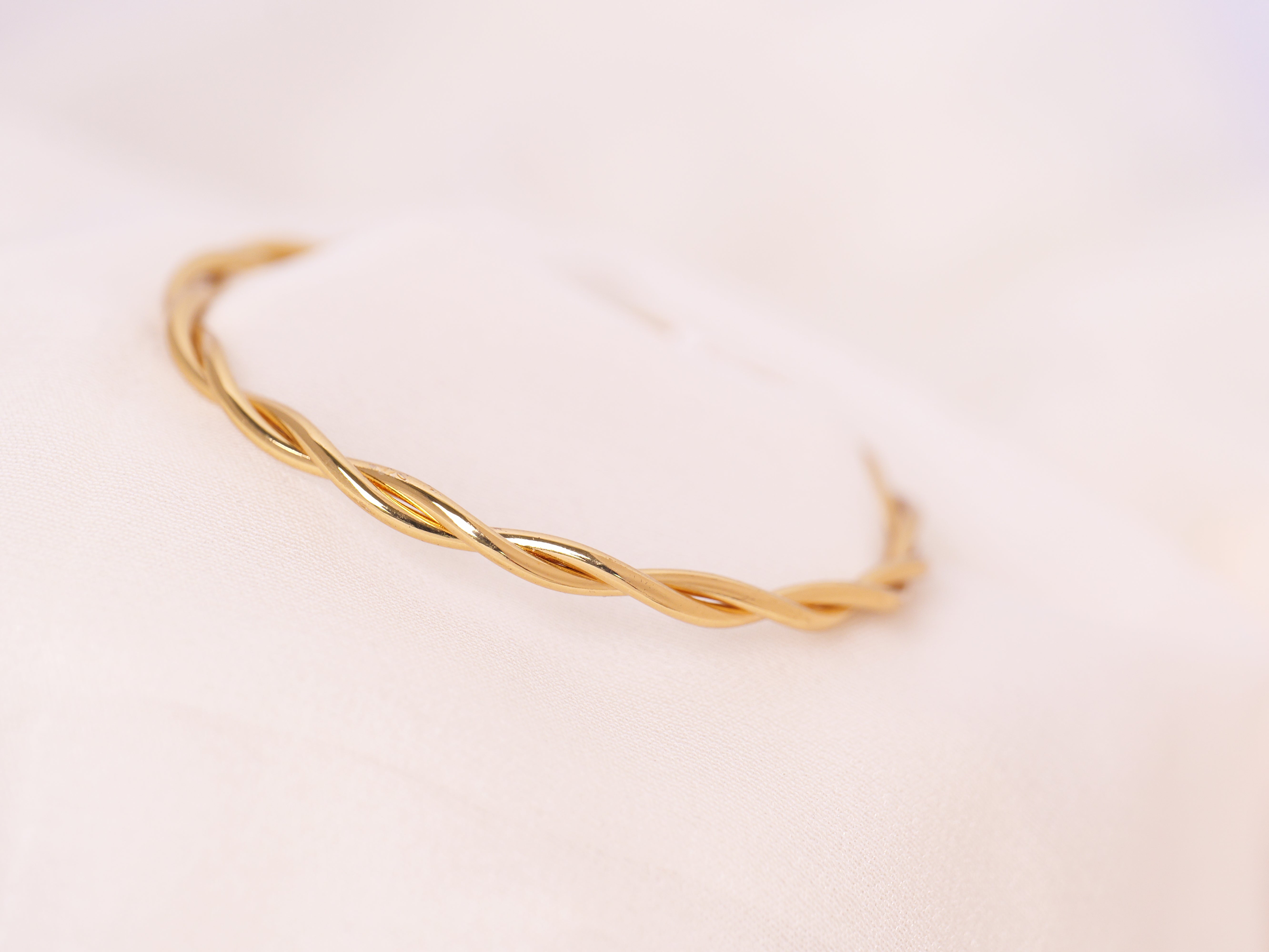 Twist Elegance Gold Bangle