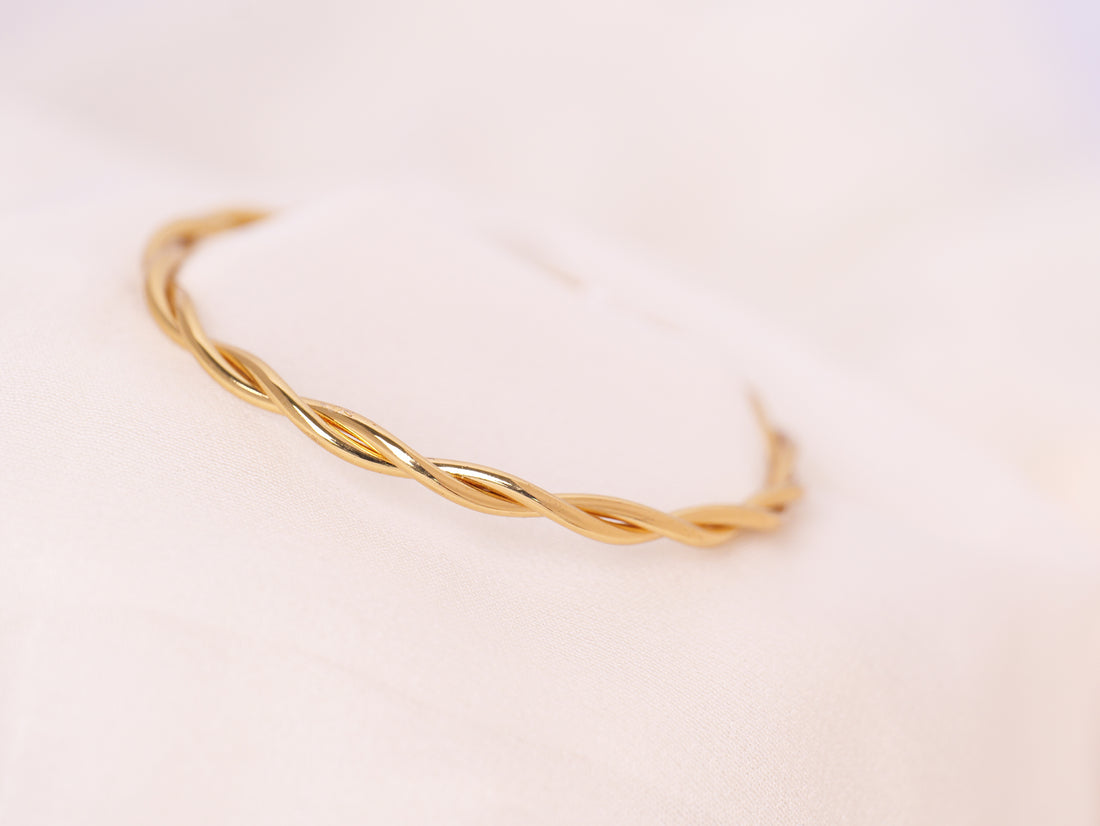 Twist Elegance Gold Bangle