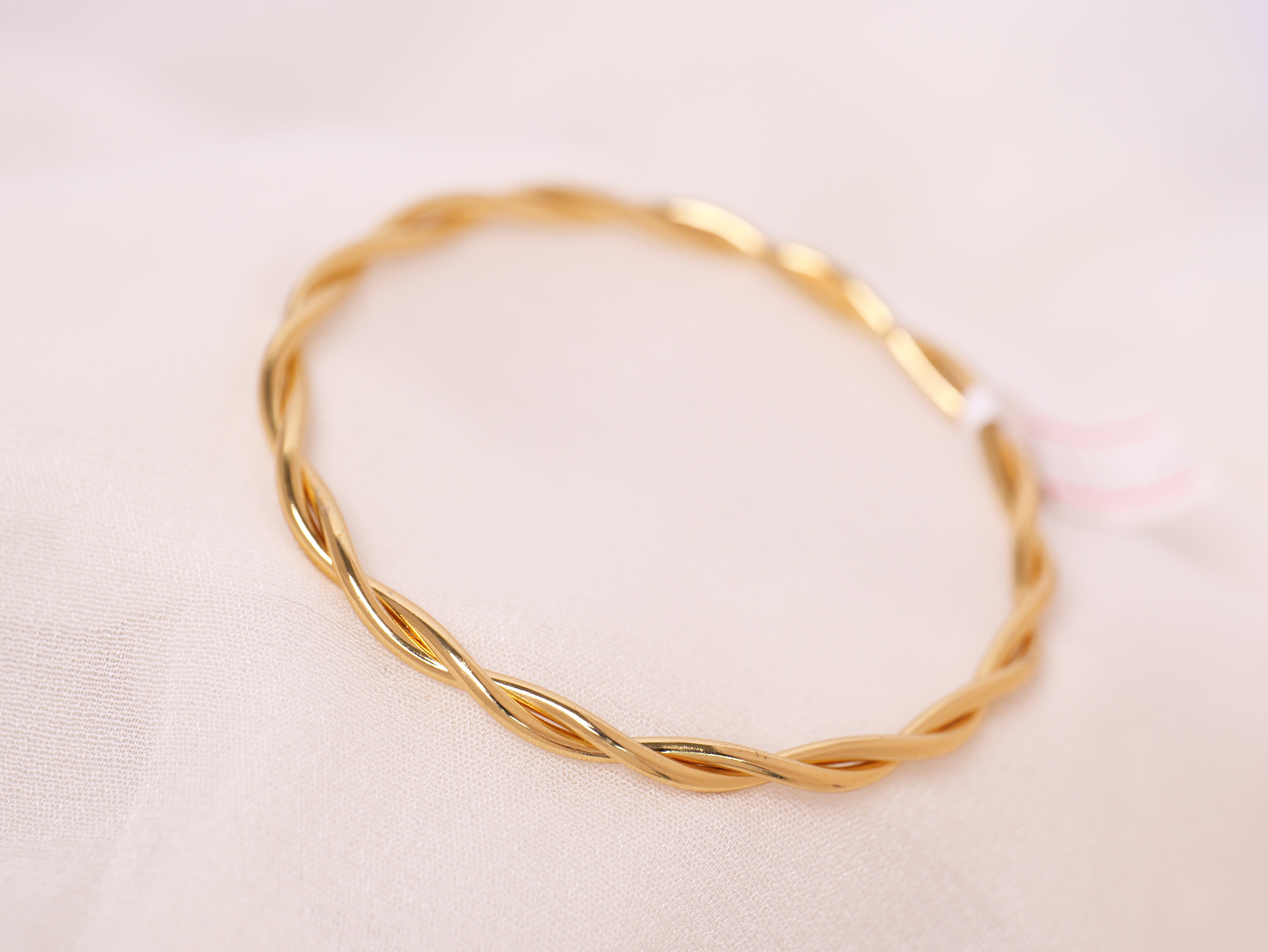 Twist Elegance Gold Bangle