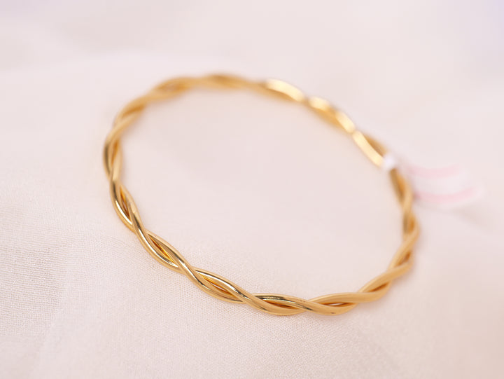 Twist Elegance Gold Bangle
