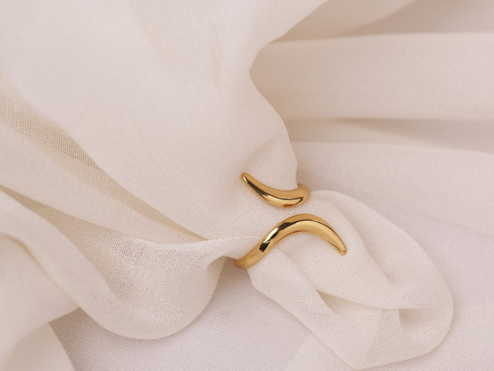 Sleek Wave Gold Ring