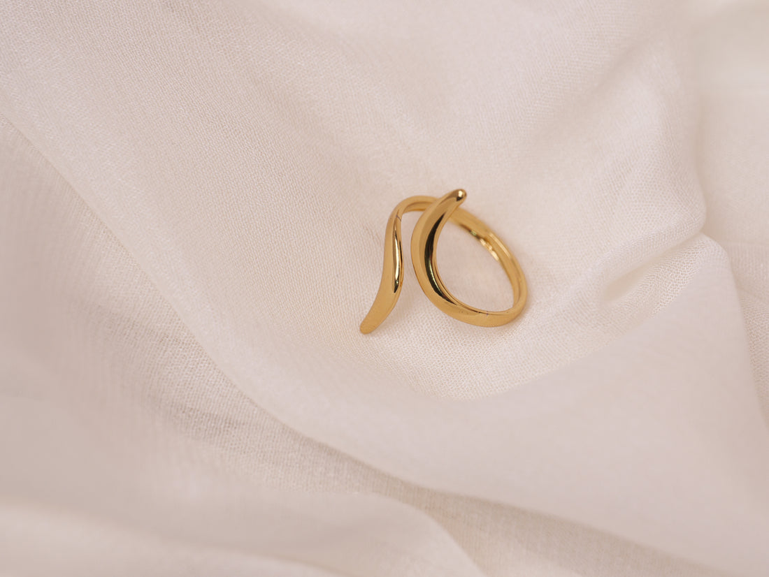 Sleek Wave Gold Ring