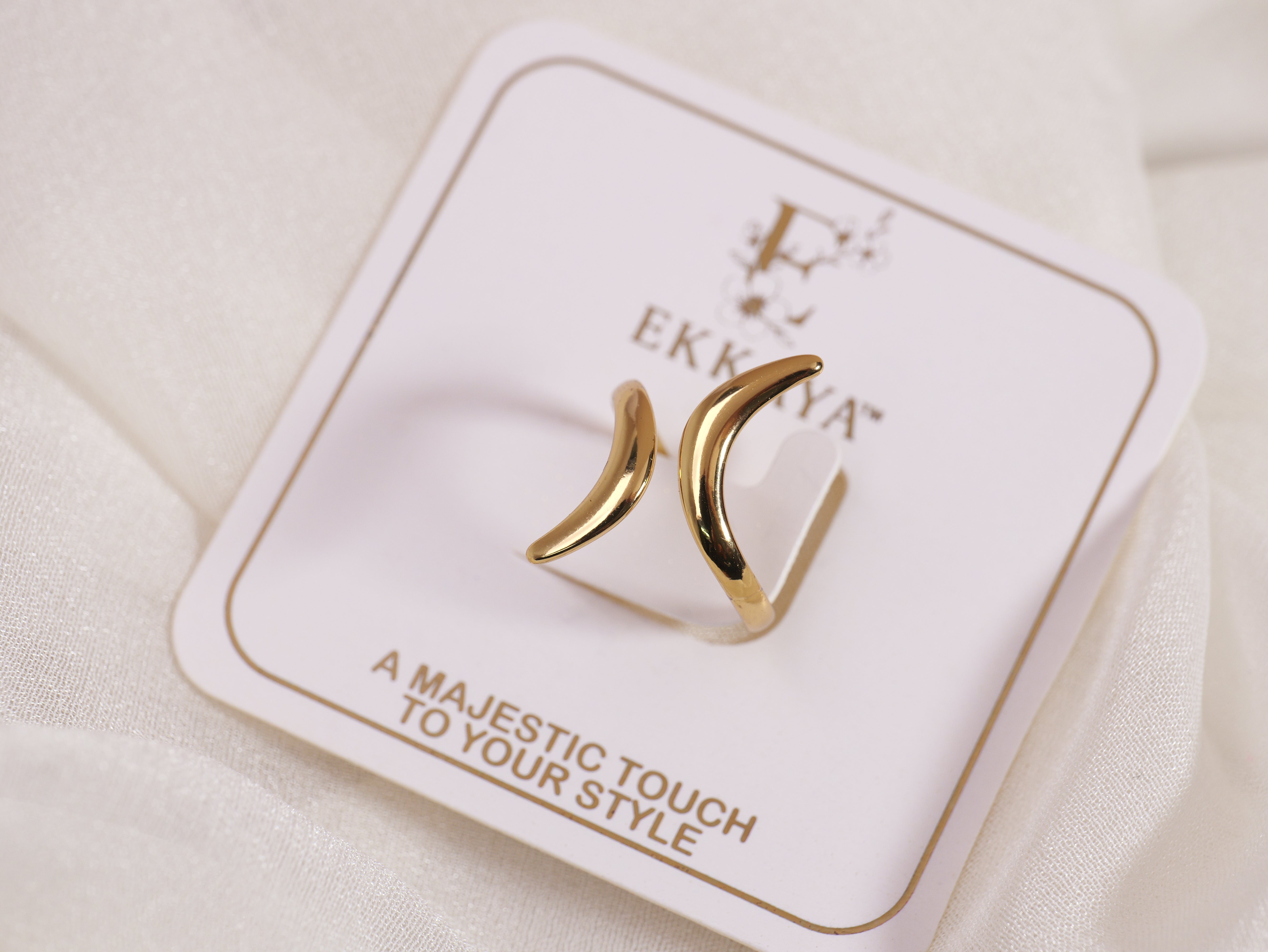 Sleek Wave Gold Ring