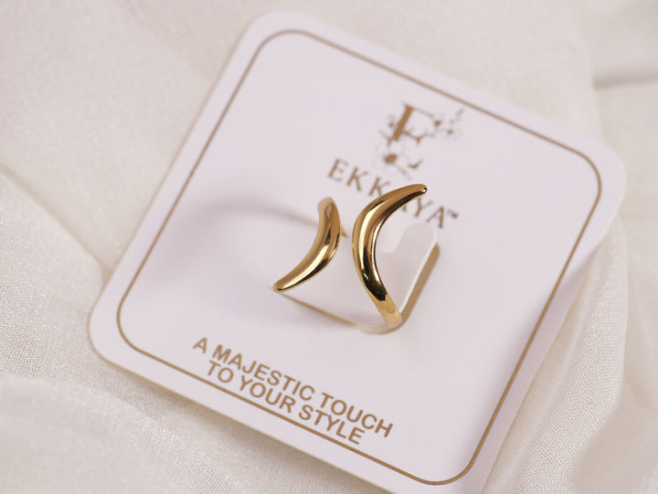 Sleek Wave Gold Ring