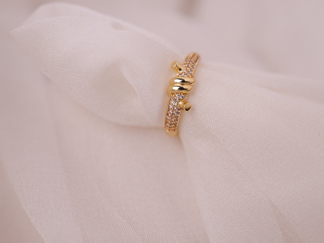 Gold Knot Elegance Ring