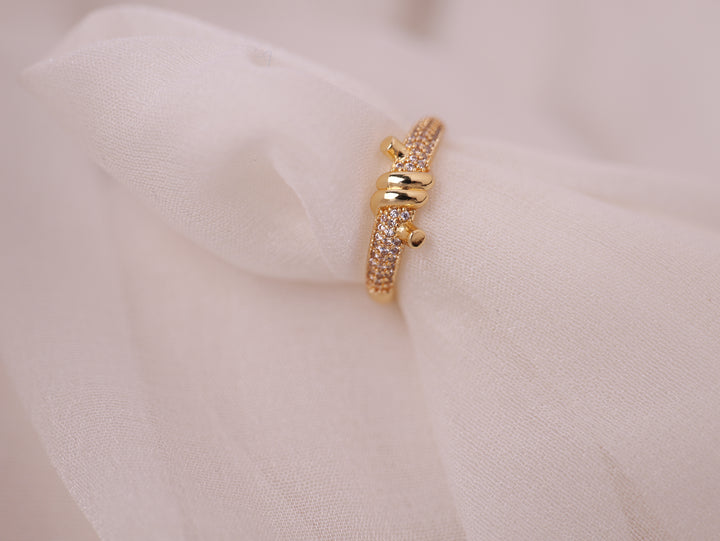 Gold Knot Elegance Ring