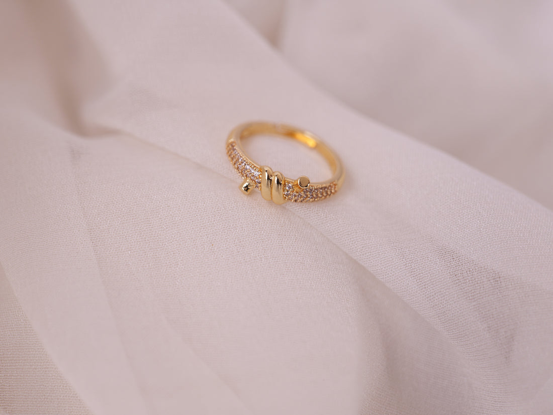 Gold Knot Elegance Ring