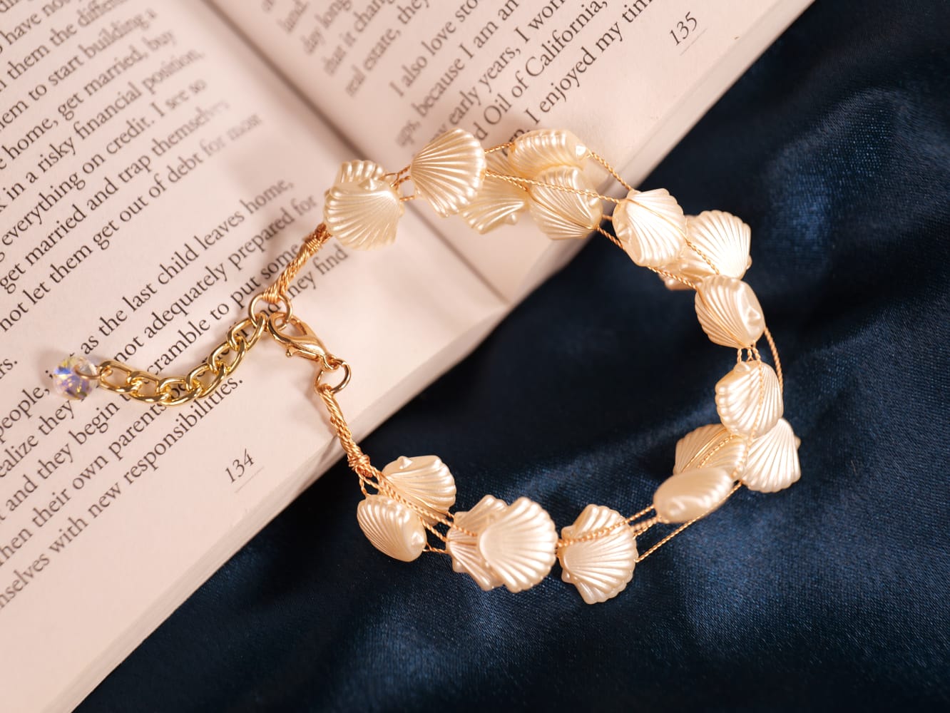 Golden Shell Charm Bracelet – Delicate Ocean-Inspired Jewelry with Sculpted Seashell Beads